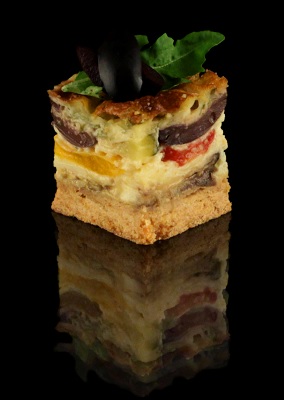 Užkandis - Sūrio pyragas su grill daržovėmis ir alyvuogėmis