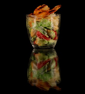 Cezario salotos su keptomis tigrinėmis krevetėmis